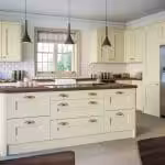 Shaker Classic Fitted Kitchen- Oakgrain Cream