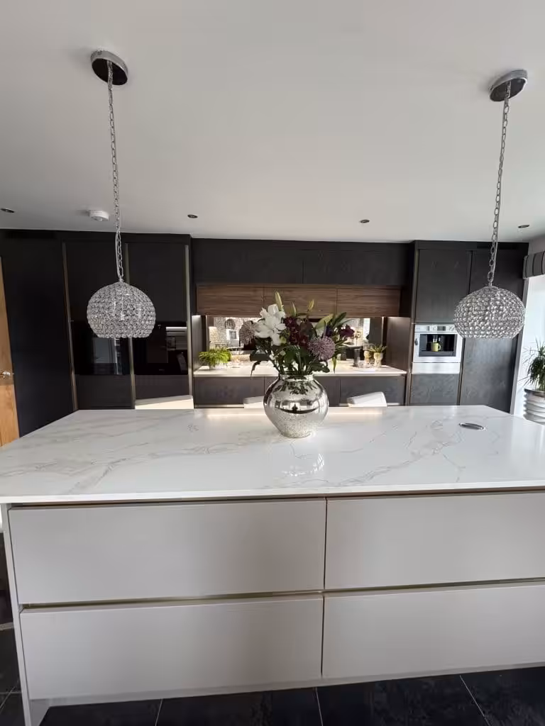 Recent Projects | A Show-Stopping Handleless Kitchen Redditch: Perfect for Entertaining Recent Projects | A Show-Stopping Handleless Kitchen Redditch: Perfect for Entertaining
