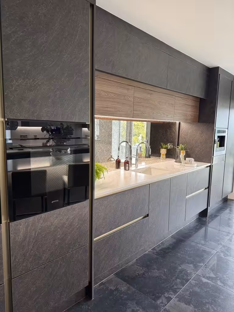Recent Projects | A Show-Stopping Handleless Kitchen Redditch: Perfect for Entertaining Recent Projects | A Show-Stopping Handleless Kitchen Redditch: Perfect for Entertaining