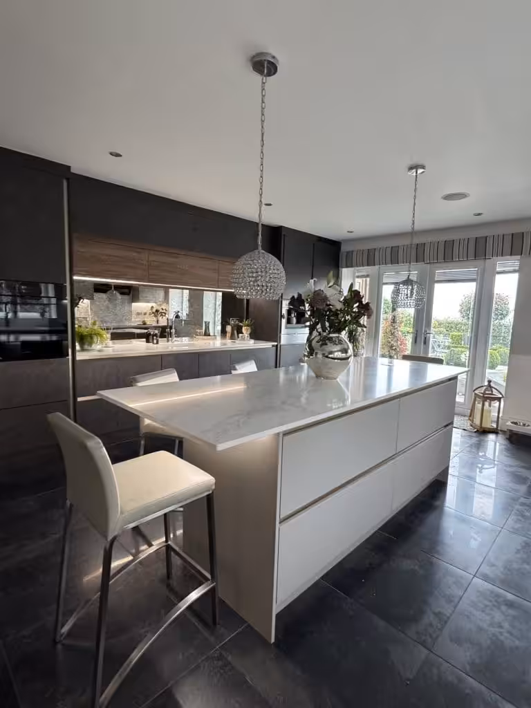 Recent Projects | A Show-Stopping Handleless Kitchen Redditch: Perfect for Entertaining Recent Projects | A Show-Stopping Handleless Kitchen Redditch: Perfect for Entertaining
